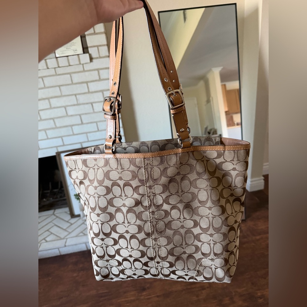 Coach bag, gently used. Last customer canceled order so it’s still available - Picture 4 of 8
